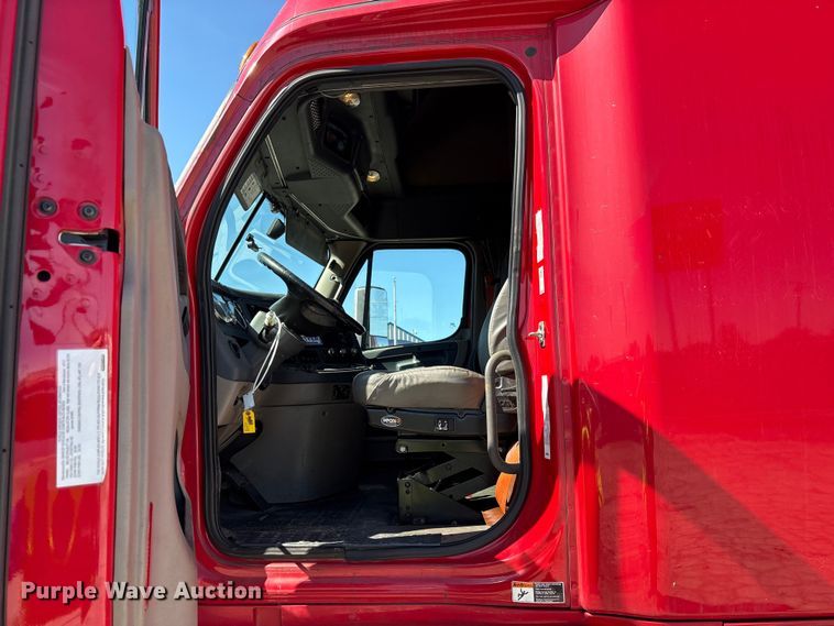 image for item YA1888 2018 Freightliner Cascadia semi truck
