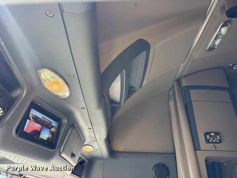 image for item YA1888 2018 Freightliner Cascadia semi truck