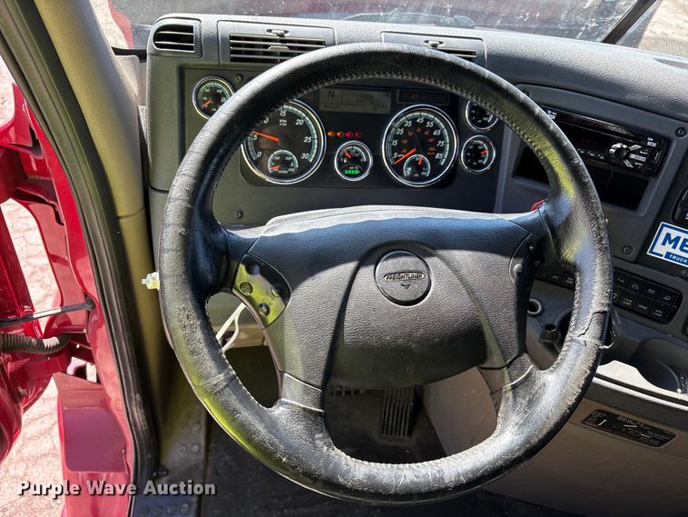 image for item YA1888 2018 Freightliner Cascadia semi truck