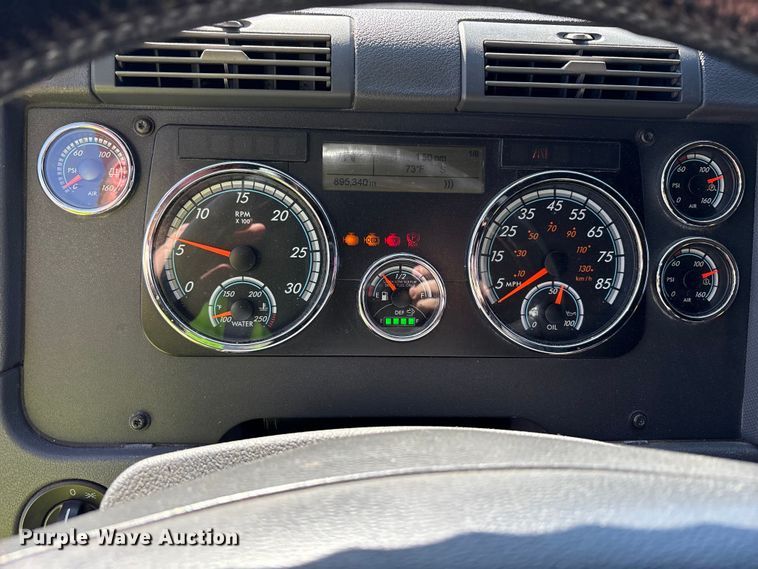 image for item YA1888 2018 Freightliner Cascadia semi truck