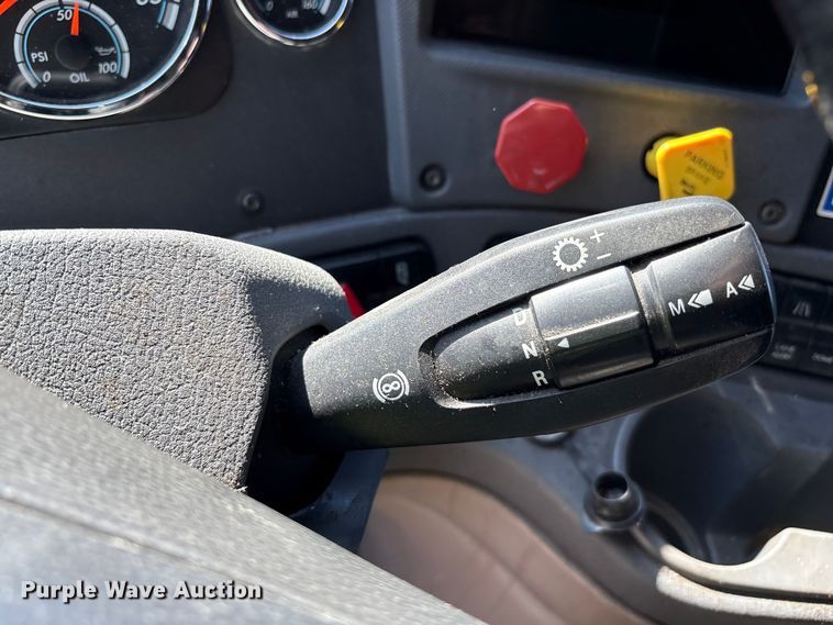 image for item YA1888 2018 Freightliner Cascadia semi truck