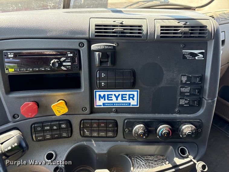 image for item YA1888 2018 Freightliner Cascadia semi truck