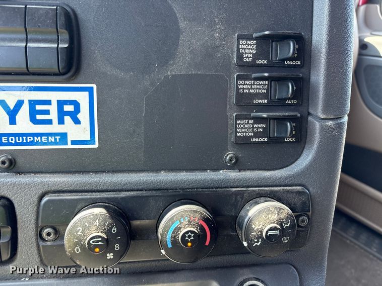 image for item YA1888 2018 Freightliner Cascadia semi truck