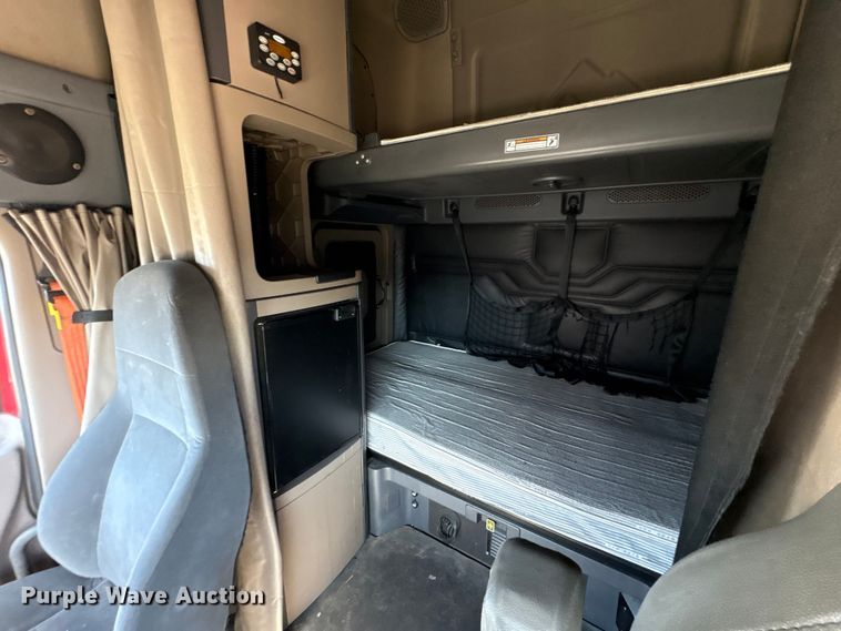 image for item YA1888 2018 Freightliner Cascadia semi truck