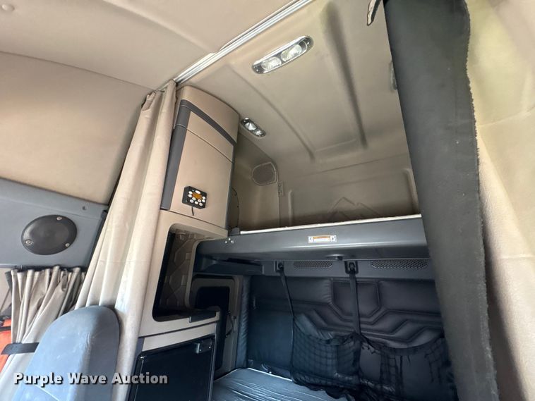 image for item YA1888 2018 Freightliner Cascadia semi truck