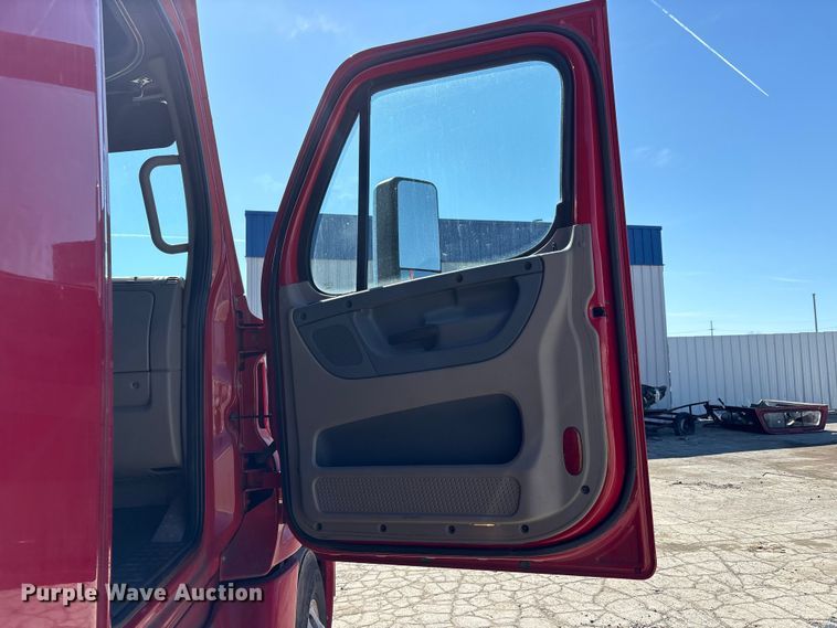 image for item YA1888 2018 Freightliner Cascadia semi truck