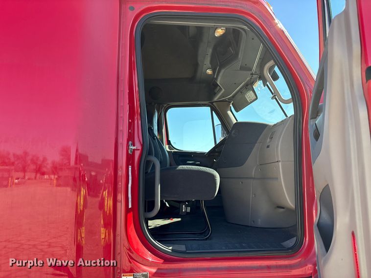 image for item YA1888 2018 Freightliner Cascadia semi truck