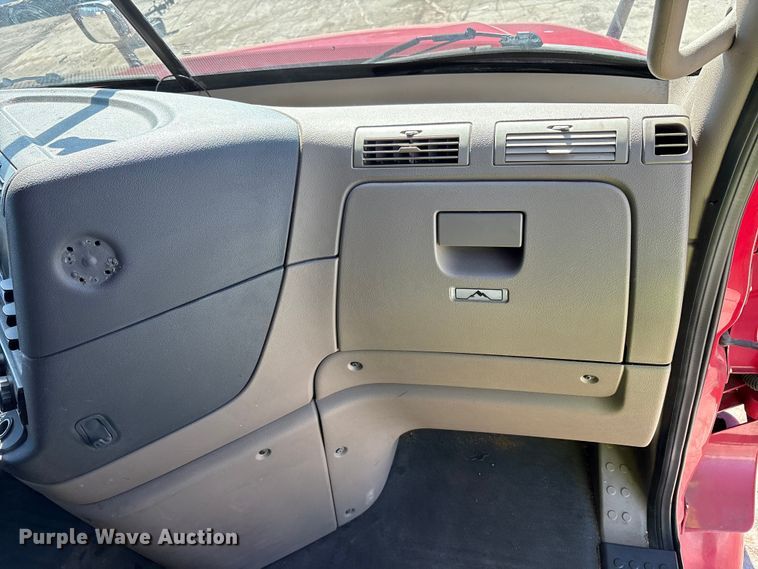 image for item YA1888 2018 Freightliner Cascadia semi truck