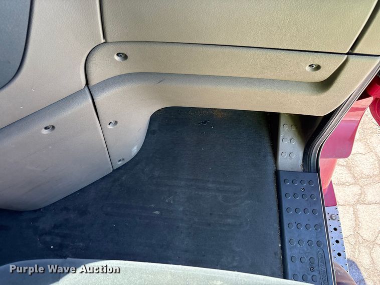 image for item YA1888 2018 Freightliner Cascadia semi truck