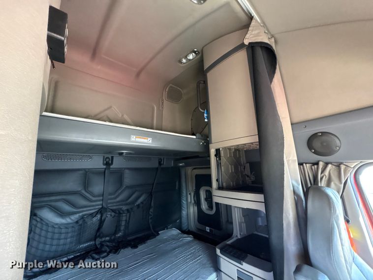 image for item YA1888 2018 Freightliner Cascadia semi truck