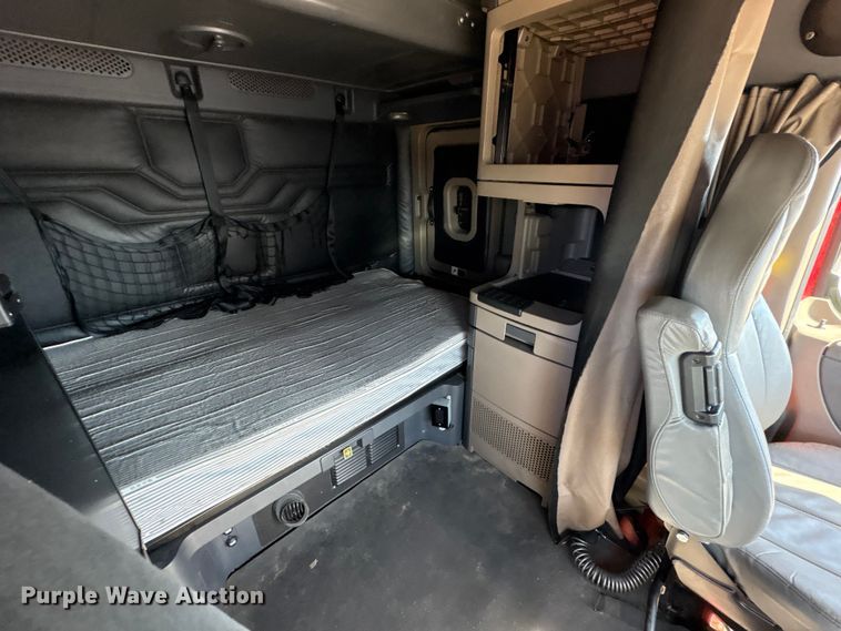 image for item YA1888 2018 Freightliner Cascadia semi truck