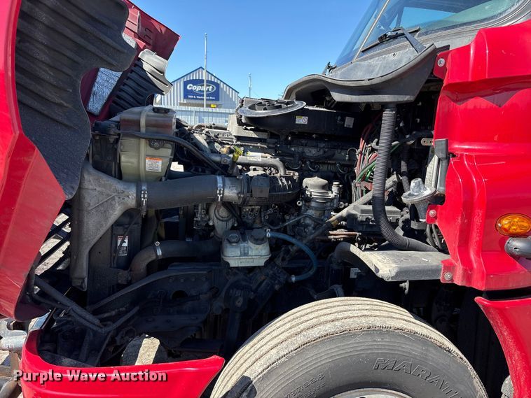 image for item YA1888 2018 Freightliner Cascadia semi truck