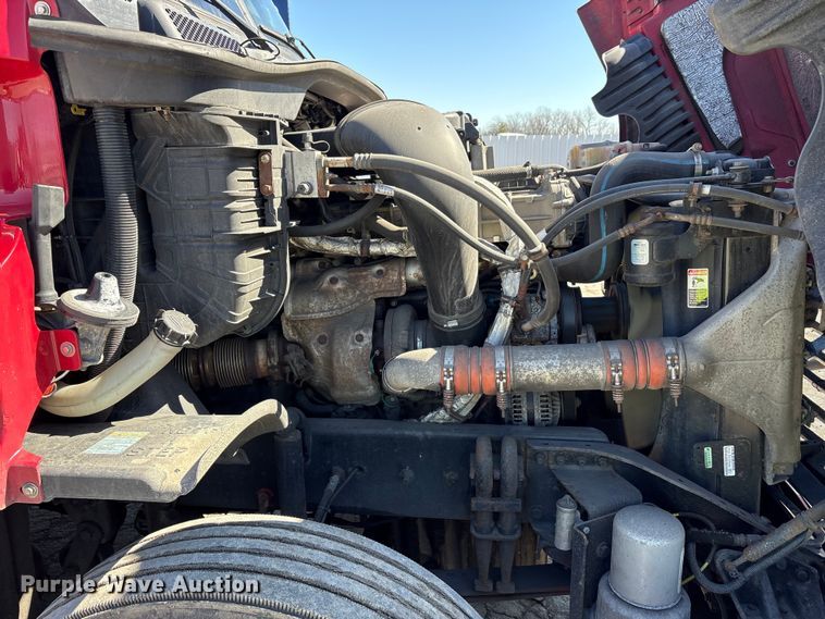 image for item YA1888 2018 Freightliner Cascadia semi truck