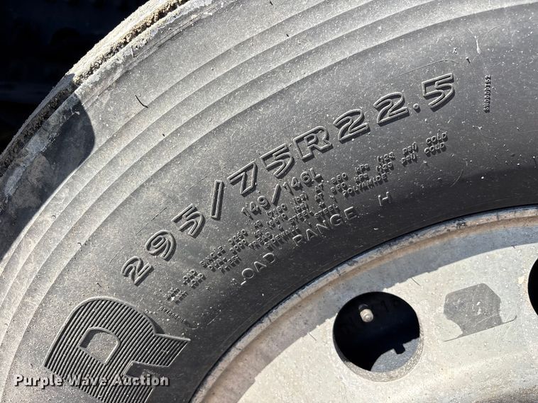 image for item YA1888 2018 Freightliner Cascadia semi truck