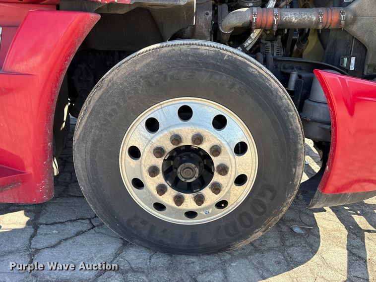 image for item YA1888 2018 Freightliner Cascadia semi truck