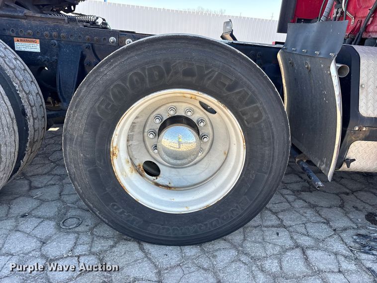 image for item YA1888 2018 Freightliner Cascadia semi truck