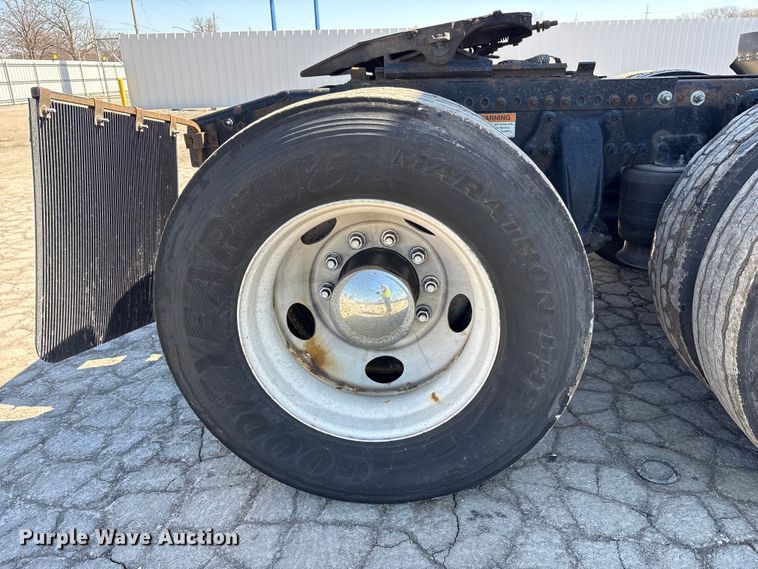 image for item YA1888 2018 Freightliner Cascadia semi truck