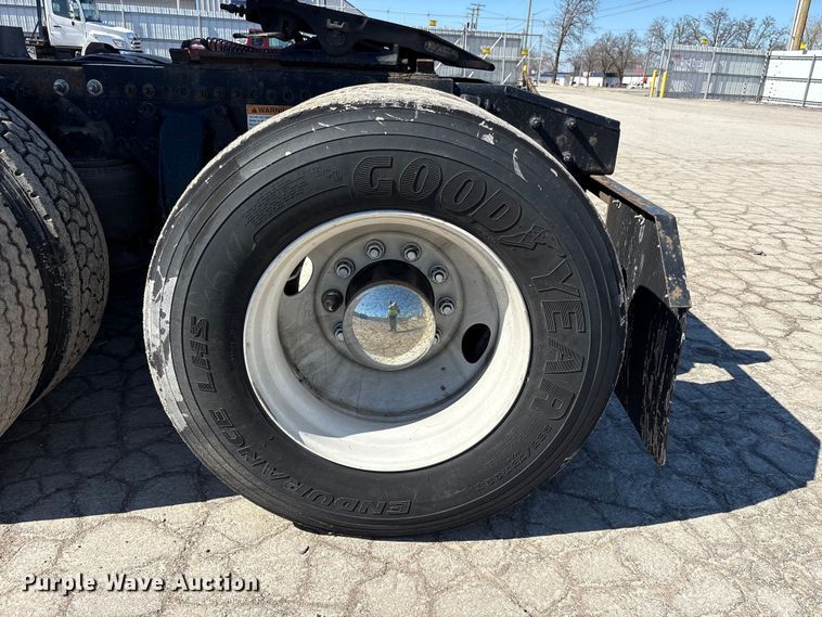 image for item YA1888 2018 Freightliner Cascadia semi truck