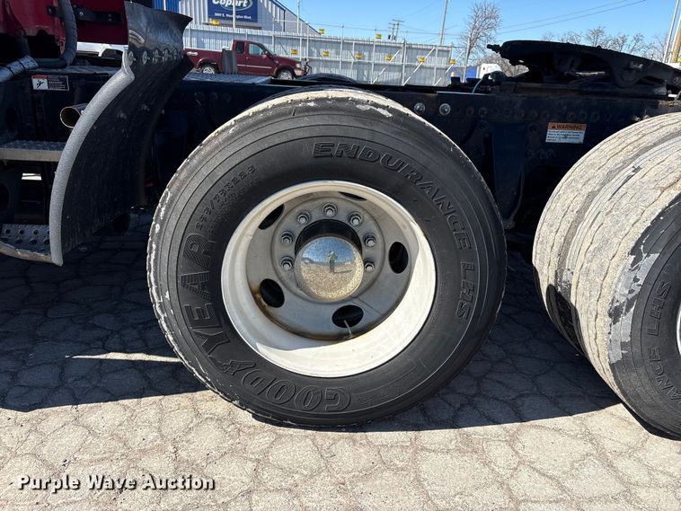 image for item YA1888 2018 Freightliner Cascadia semi truck