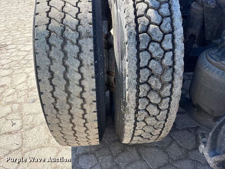 image for item YA1888 2018 Freightliner Cascadia semi truck