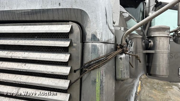 image for item YA1909 2003 International 9900i semi truck