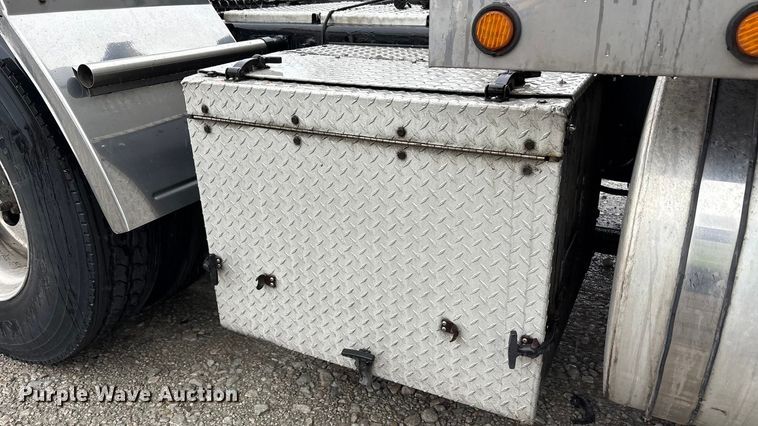 image for item YA1909 2003 International 9900i semi truck