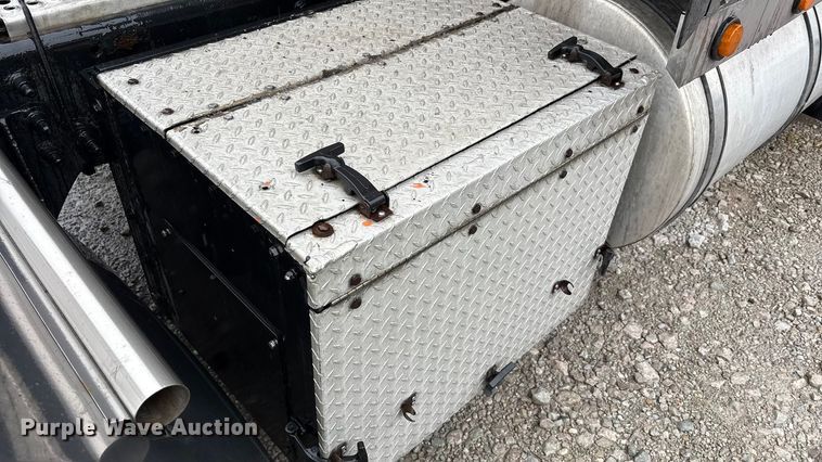 image for item YA1909 2003 International 9900i semi truck