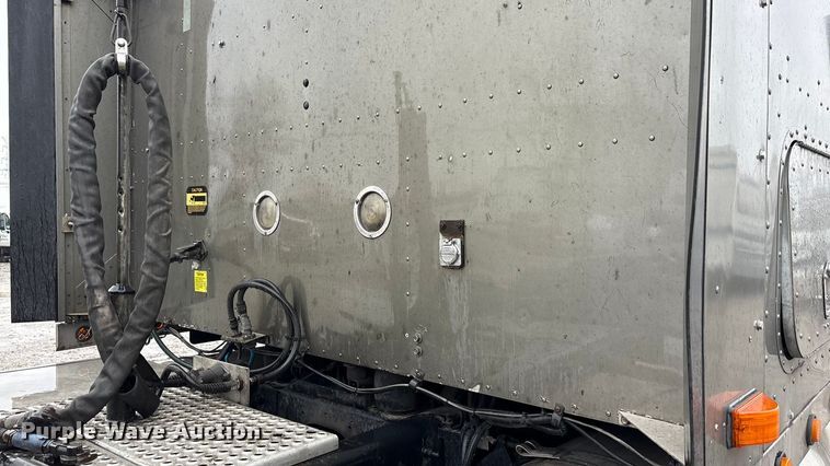 image for item YA1909 2003 International 9900i semi truck