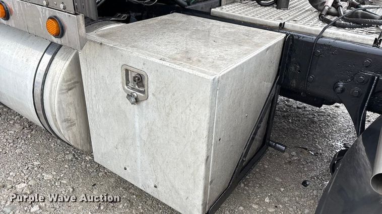 image for item YA1909 2003 International 9900i semi truck