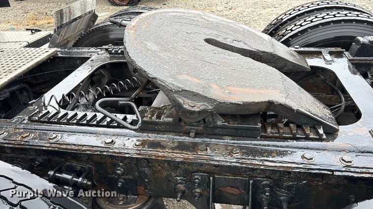 image for item YA1909 2003 International 9900i semi truck