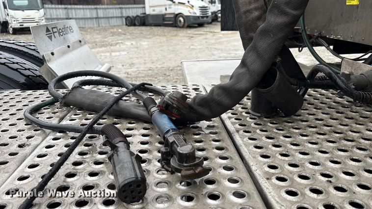 image for item YA1909 2003 International 9900i semi truck