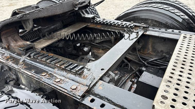 image for item YA1909 2003 International 9900i semi truck