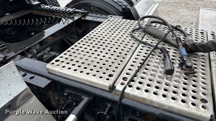 image for item YA1909 2003 International 9900i semi truck