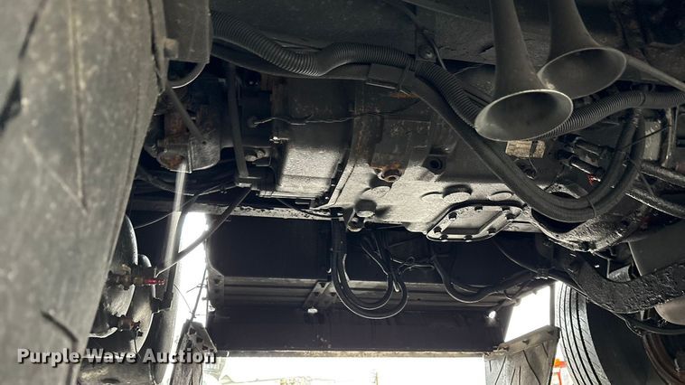 image for item YA1909 2003 International 9900i semi truck