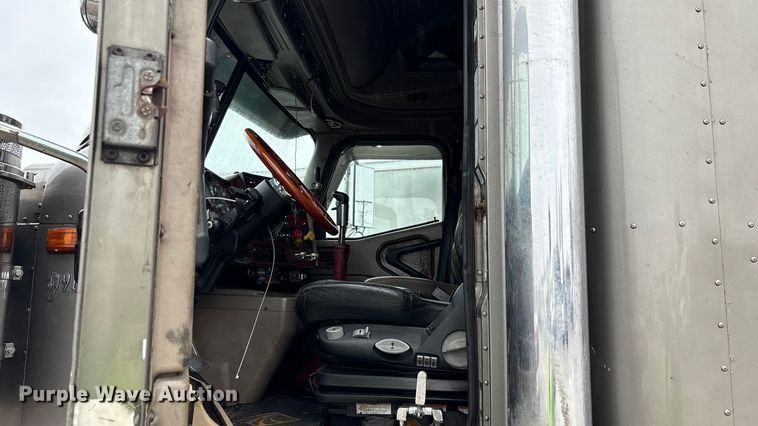 image for item YA1909 2003 International 9900i semi truck