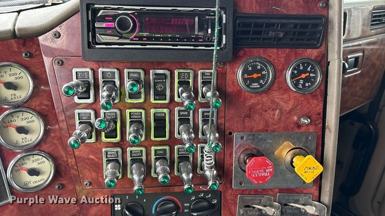 image for item YA1909 2003 International 9900i semi truck