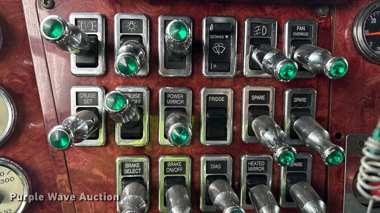 image for item YA1909 2003 International 9900i semi truck