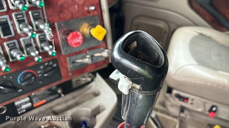 image for item YA1909 2003 International 9900i semi truck