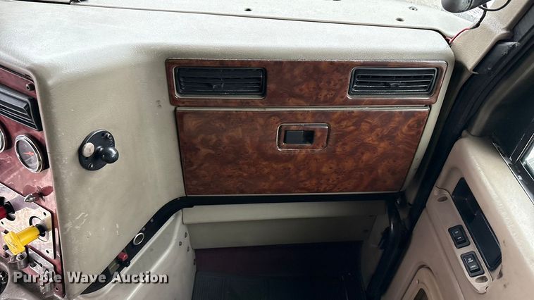 image for item YA1909 2003 International 9900i semi truck