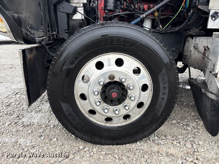 image for item YA1909 2003 International 9900i semi truck