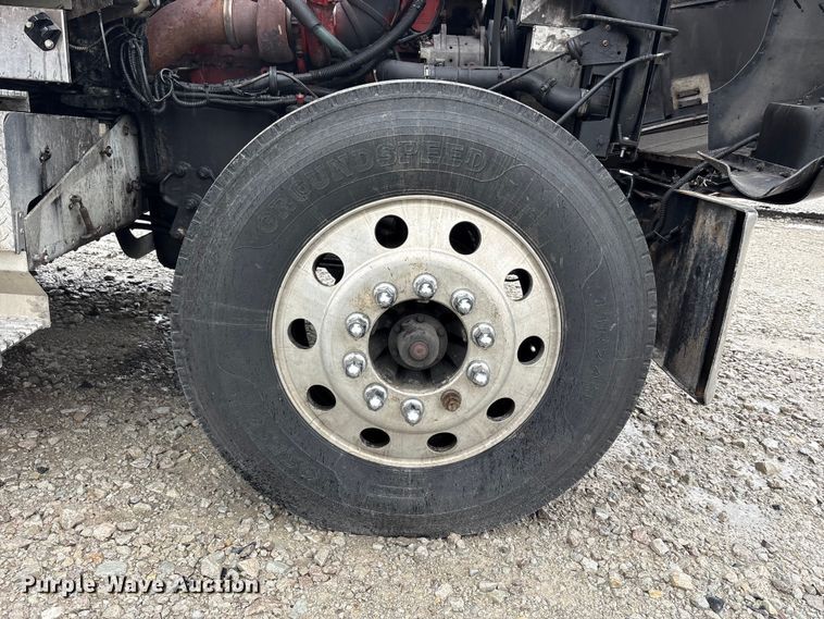 image for item YA1909 2003 International 9900i semi truck