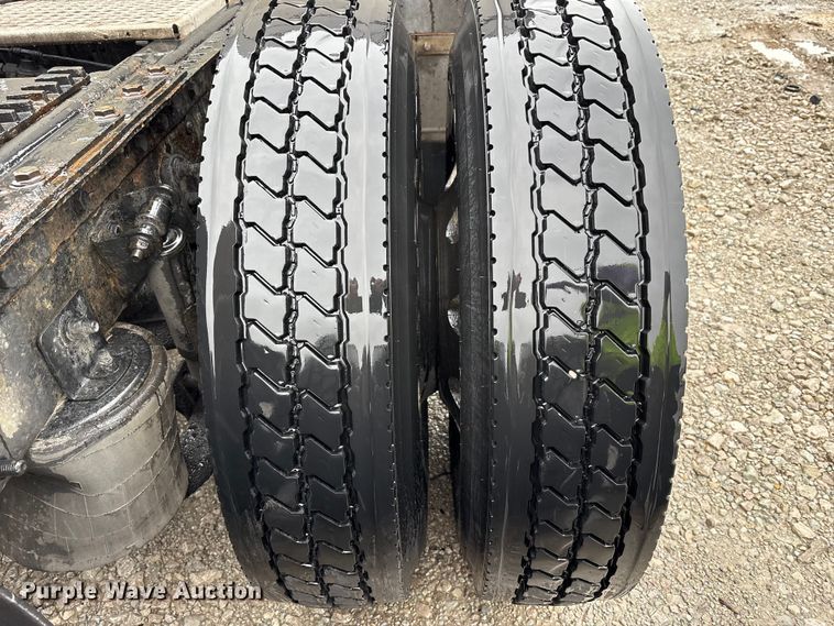 image for item YA1909 2003 International 9900i semi truck