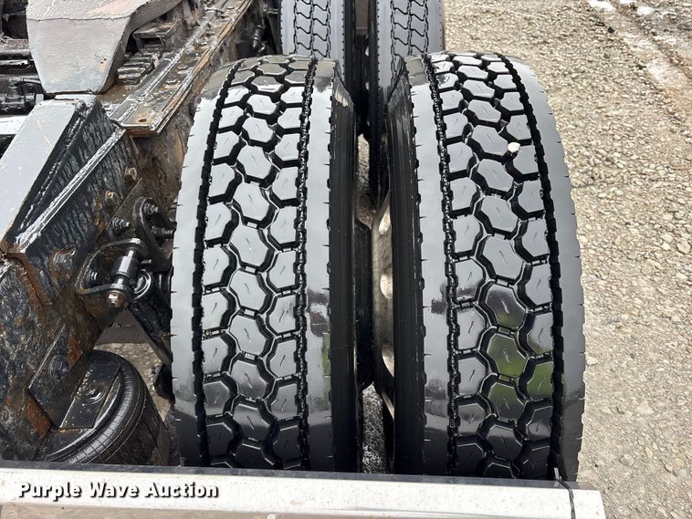 image for item YA1909 2003 International 9900i semi truck