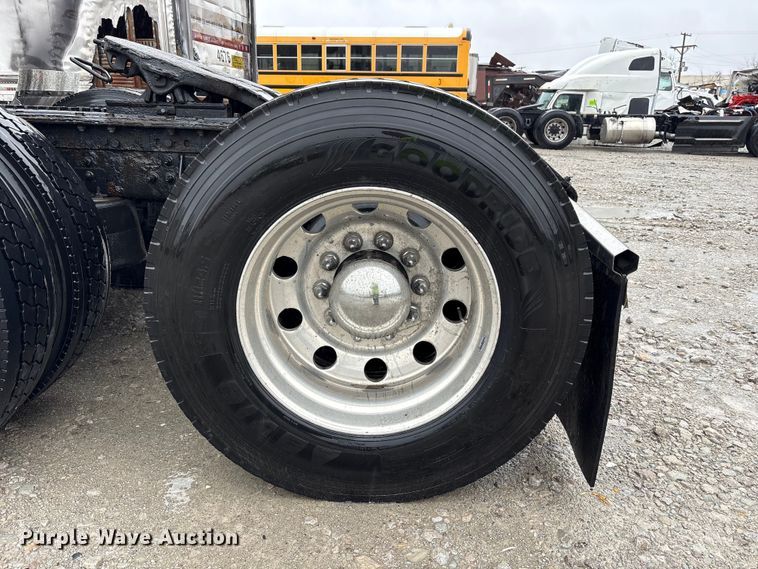 image for item YA1909 2003 International 9900i semi truck