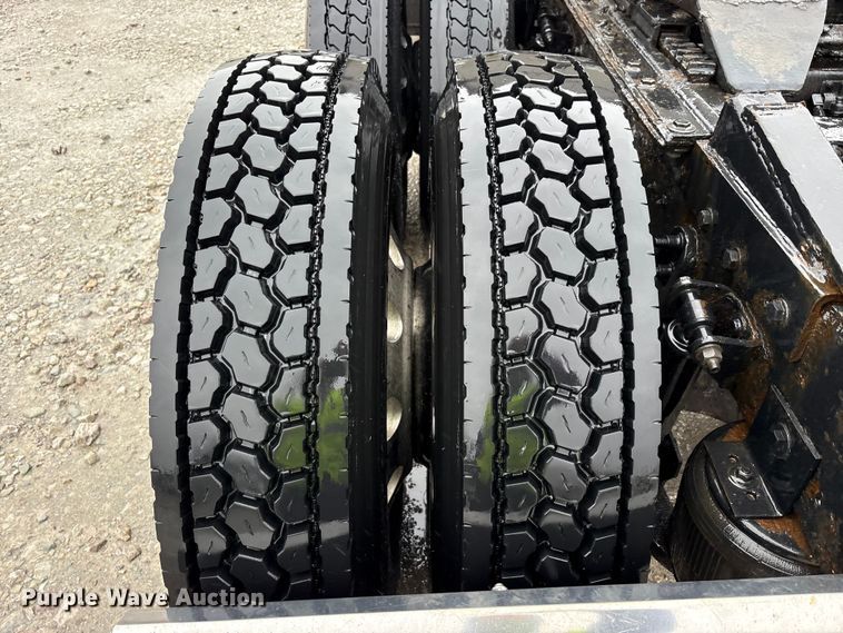 image for item YA1909 2003 International 9900i semi truck