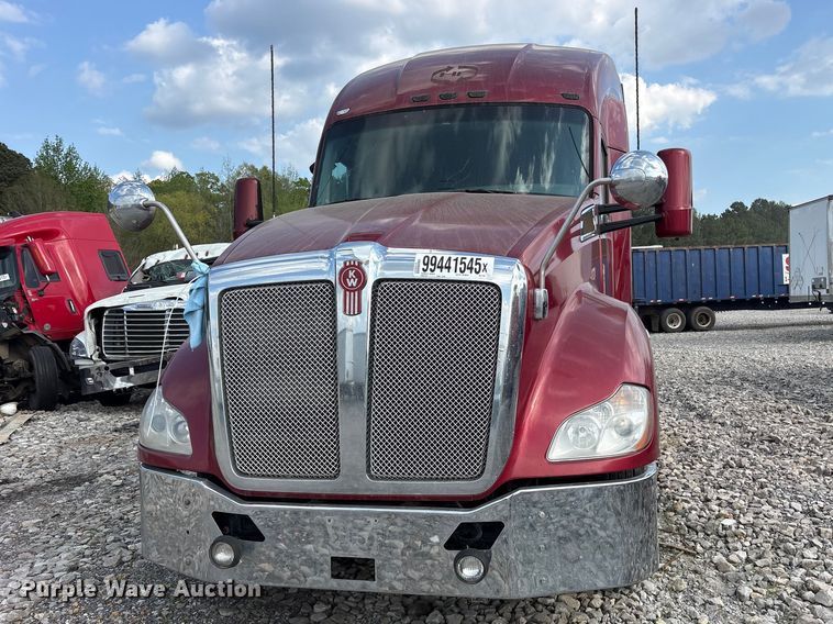 image for item YA1936 2016 Kenworth T680 semi truck