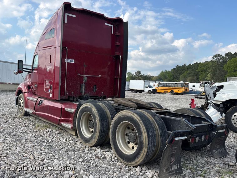 image for item YA1936 2016 Kenworth T680 semi truck