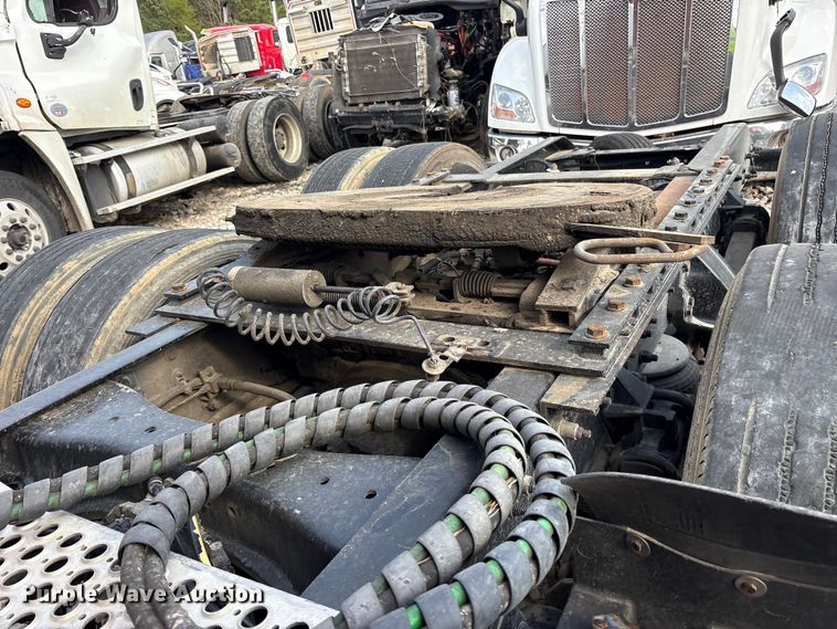 image for item YA1936 2016 Kenworth T680 semi truck