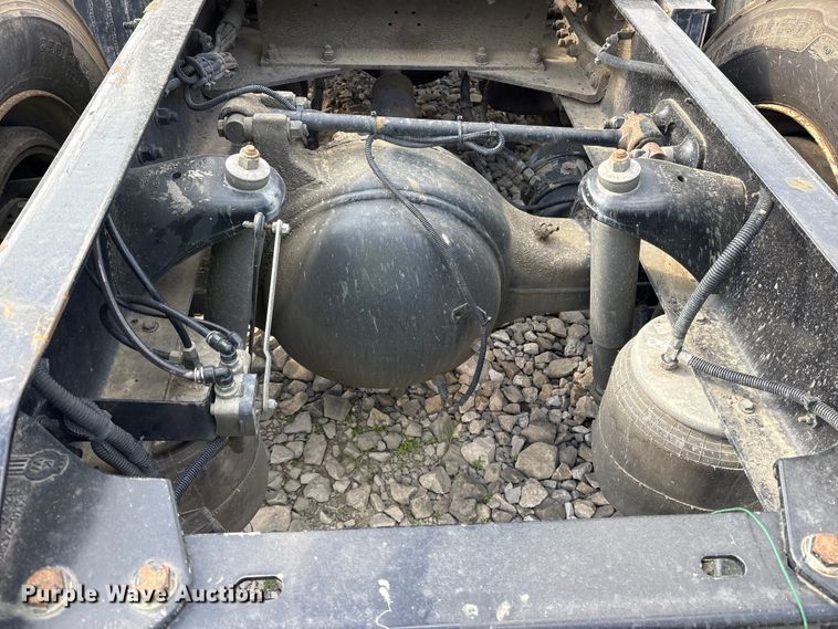 image for item YA1936 2016 Kenworth T680 semi truck