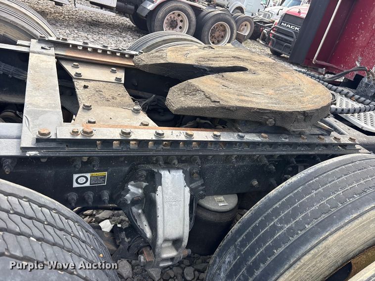 image for item YA1936 2016 Kenworth T680 semi truck